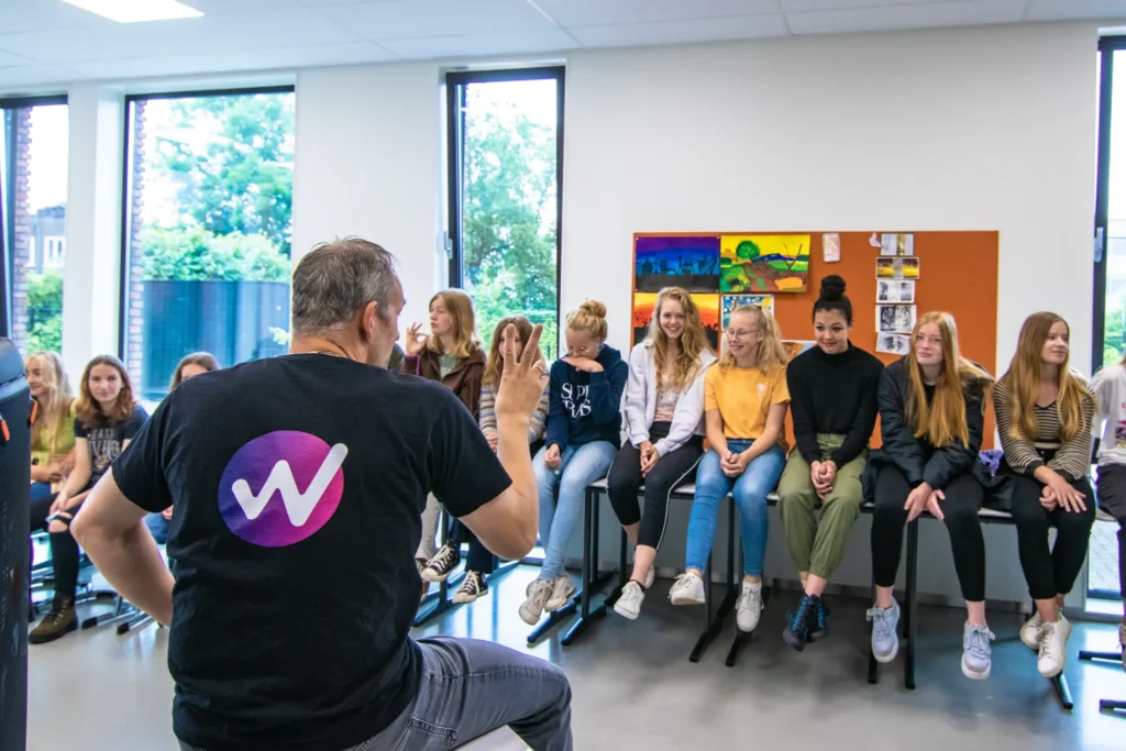 Workshopdocent geeft beatbox workshop aan deelnemers