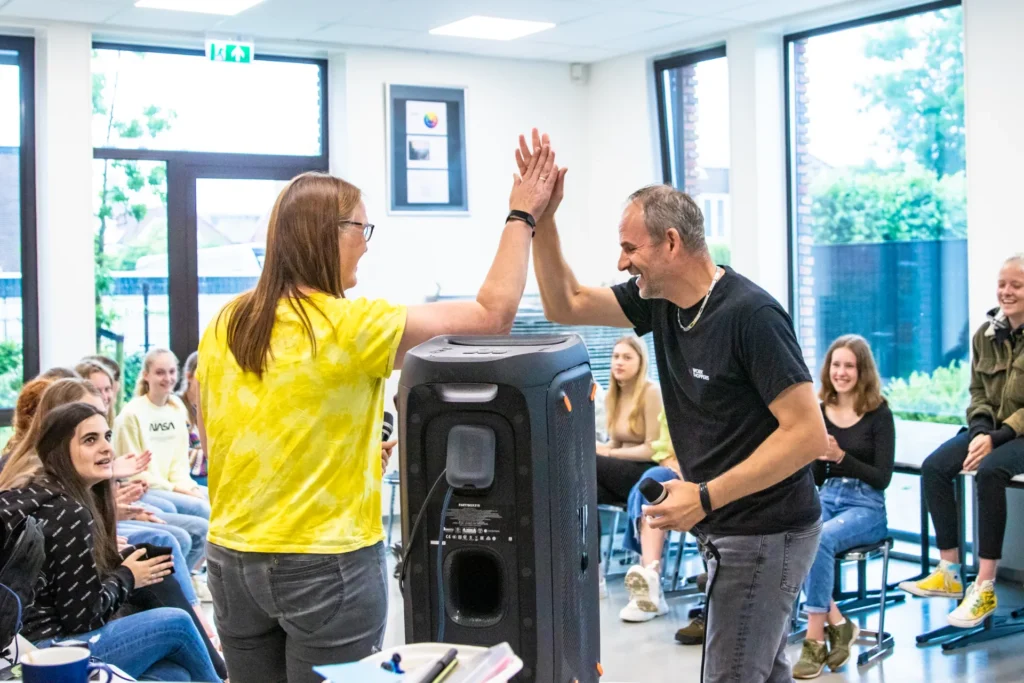 Workshopdocent geeft beatbox workshop aan deelnemers